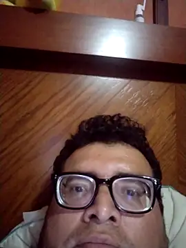 Snapshot of Santiagoqro85 chatting on 10.22.25 Santiagoqro85 online show from 10.22.25