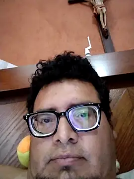 Snapshot of Santiagoqro85 chatting on 10.29.25 Santiagoqro85 online show from 10.29.25