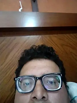 Snapshot of Santiagoqro85 chatting on 10.31.25 Santiagoqro85 online show from 10.31.25