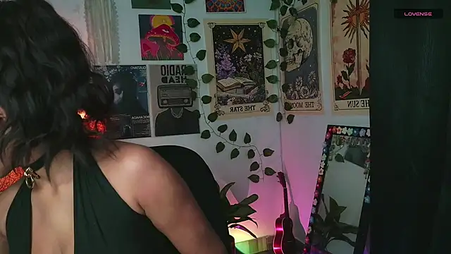 Snapshot of Raven_luv chatting on 09.17.25 Raven luv online show from 09.17.25