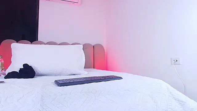 Snapshot of abbyrouss_ chatting on 11.19.25 abbyrouss online show from 11.19.25