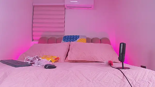 Snapshot of abbyrouss_ chatting on 11.30.25 abbyrouss online show from 11.30.25