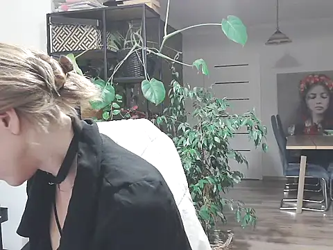 Snapshot of MadMadelin chatting on 10.17.25 MadMadelin online show from 10.17.25