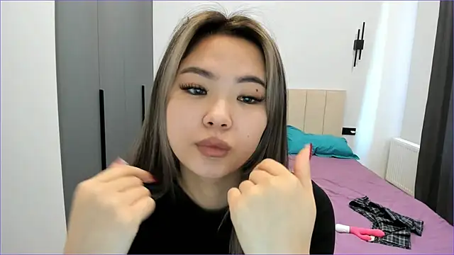 Snapshot of Maakimita chatting on 10.28.25 Maakimita online show from 10.28.25