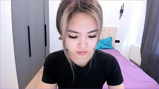 Snapshot of Maakimita chatting on 11.18.25 Maakimita online show from 11.18.25