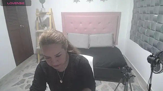 Dulce  Lovee online show from 12.03.25