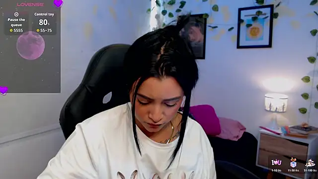 Snapshot of MarilynWhite_ chatting on 12.22.25 MarilynWhite online show from 12.22.25