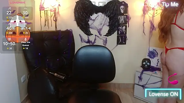 Snapshot of Bom_BomXX chatting on 10.23.25 Bom BomXX online show from 10.23.25