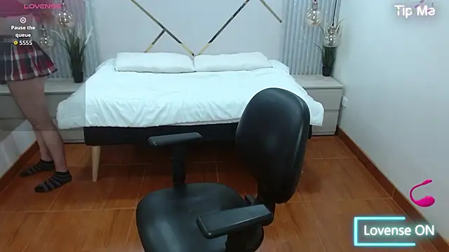 Snapshot of Bom_BomXX chatting on 11.05.25 Bom BomXX online show from 11.05.25