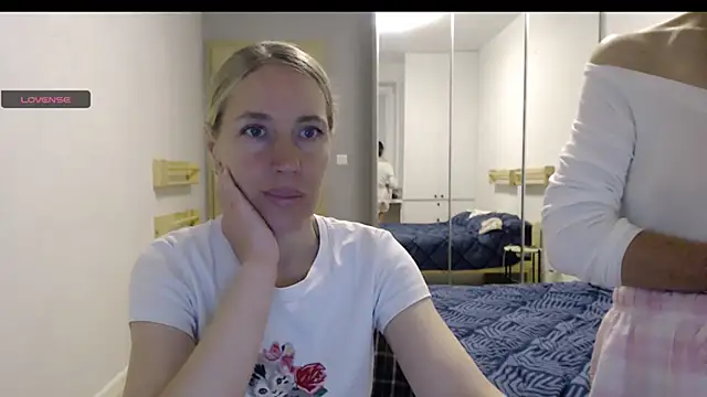 Snapshot of Two_Sisters chatting on 10.12.25 Two Sisters online show from 10.12.25