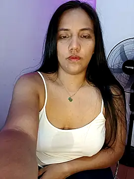 Snapshot of girlpee chatting on 11.18.25 girlpee online show from 11.18.25