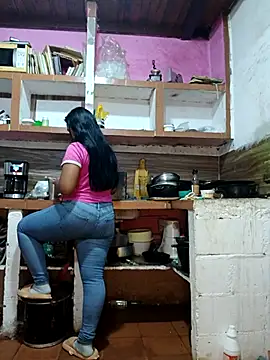 Snapshot of girlpee chatting on 11.25.25 girlpee online show from 11.25.25