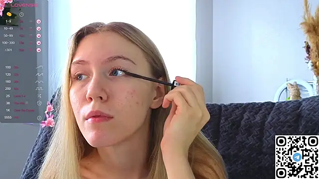 Snapshot of Succubelle chatting on 10.26.25 Succubelle online show from 10.26.25