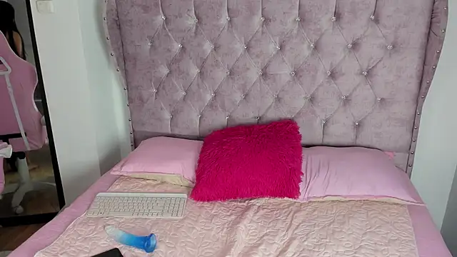 Snapshot of sara_cloudy chatting on 10.07.25 sara cloudy online show from 10.07.25