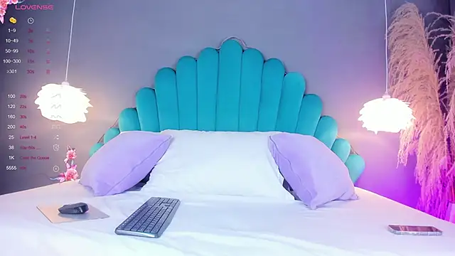 Snapshot of LunaBloomn chatting on 10.21.25 LunaBloomn online show from 10.21.25