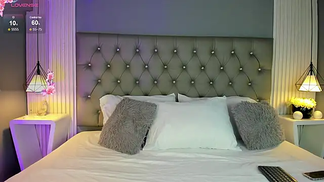 Snapshot of LunaBloomn chatting on 10.27.25 LunaBloomn online show from 10.27.25