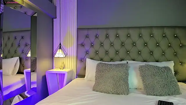 Snapshot of LunaBloomn chatting on 10.28.25 LunaBloomn online show from 10.28.25