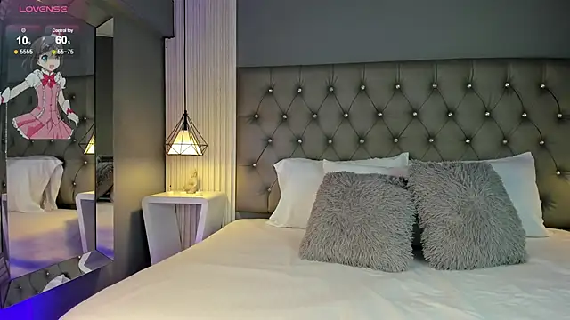 Snapshot of LunaBloomn chatting on 10.29.25 LunaBloomn online show from 10.29.25