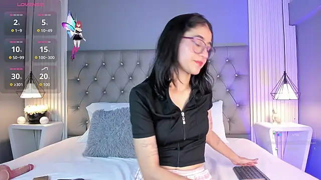 Snapshot of LunaBloomn chatting on 11.04.25 LunaBloomn online show from 11.04.25