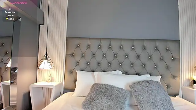 Snapshot of LunaBloomn chatting on 11.08.25 LunaBloomn online show from 11.08.25