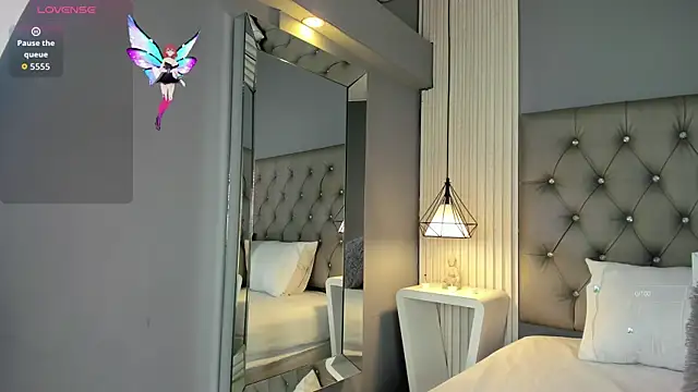 Snapshot of LunaBloomn chatting on 11.11.25 LunaBloomn online show from 11.11.25