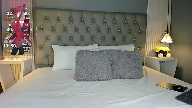 Snapshot of LunaBloomn chatting on 11.15.25 LunaBloomn online show from 11.15.25