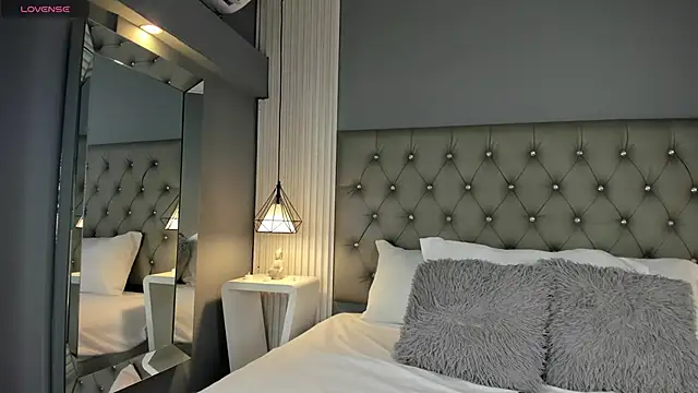 Snapshot of LunaBloomn chatting on 11.19.25 LunaBloomn online show from 11.19.25