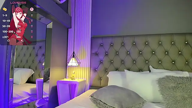 Snapshot of LunaBloomn chatting on 11.20.25 LunaBloomn online show from 11.20.25