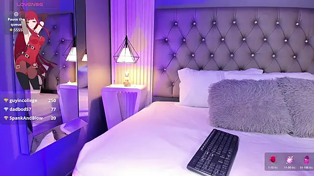 Snapshot of LunaBloomn chatting on 11.21.25 LunaBloomn online show from 11.21.25