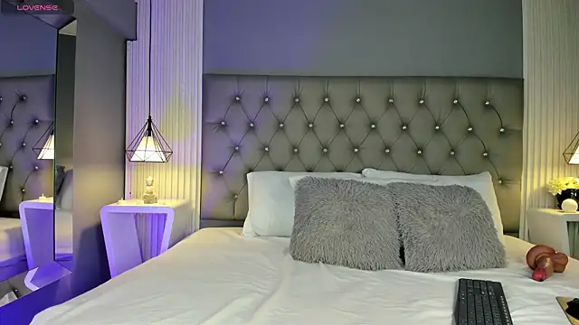 Snapshot of LunaBloomn chatting on 11.22.25 LunaBloomn online show from 11.22.25