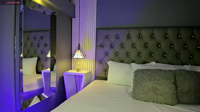 Snapshot of LunaBloomn chatting on 11.24.25 LunaBloomn online show from 11.24.25