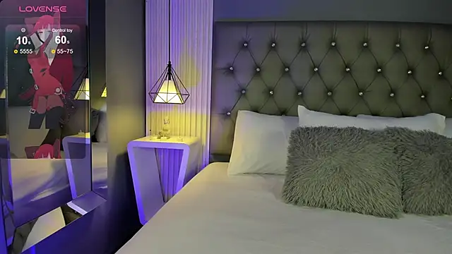 Snapshot of LunaBloomn chatting on 11.26.25 LunaBloomn online show from 11.26.25