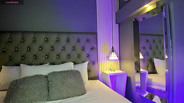 Snapshot of LunaBloomn chatting on 11.27.25 LunaBloomn online show from 11.27.25