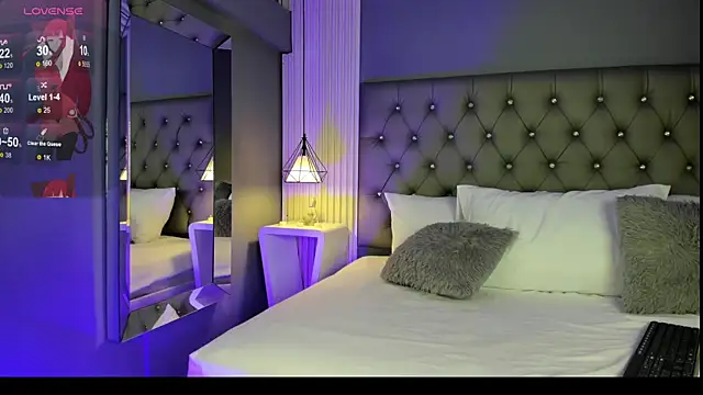 Snapshot of LunaBloomn chatting on 12.01.25 LunaBloomn online show from 12.01.25