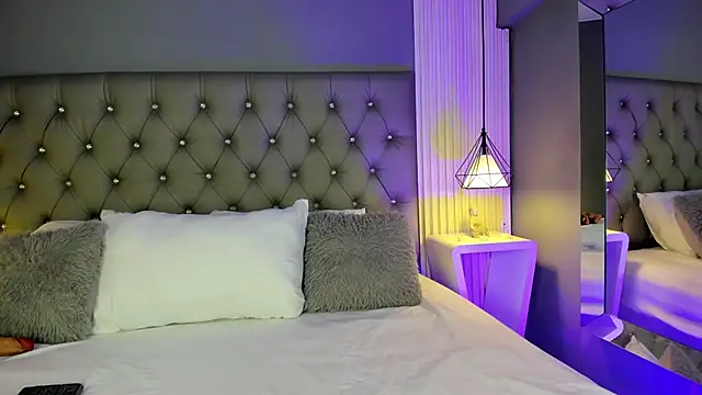 Snapshot of LunaBloomn chatting on 12.05.25 LunaBloomn online show from 12.05.25