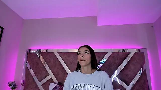 Snapshot of CarolinaaGomezz chatting on 12.14.25 CarolinaaGomezz online show from 12.14.25