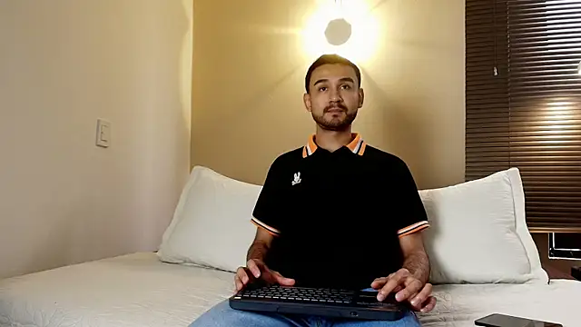 Snapshot of Axel_Moon_S chatting on 11.25.25 Axel Moon S online show from 11.25.25