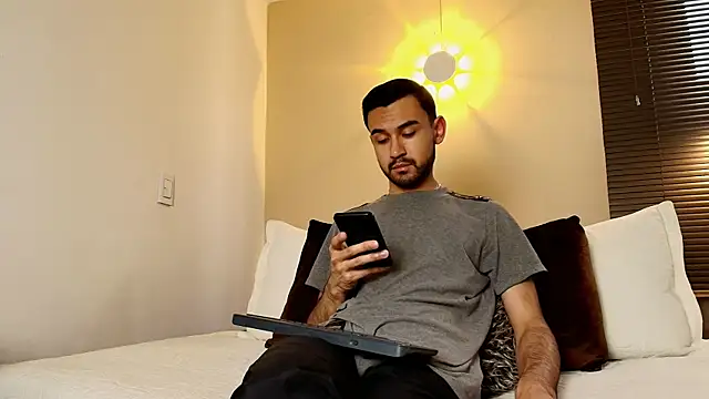 Snapshot of Axel_Moon_S chatting on 11.29.25 Axel Moon S online show from 11.29.25