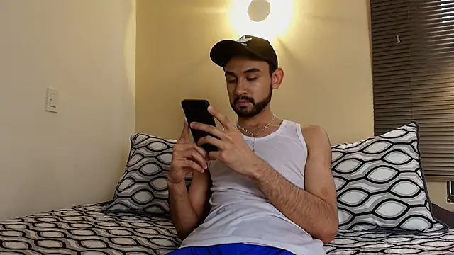 Snapshot of Axel_Moon_S chatting on 12.15.25 Axel Moon S online show from 12.15.25