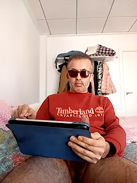 Snapshot of EmilioTaladdro chatting on 03.28.26 EmilioTaladdro online show from 03.28.26