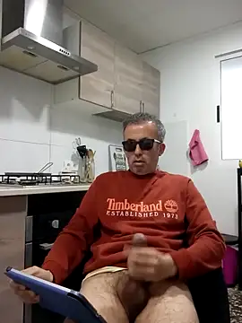 Snapshot of EmilioTaladdro chatting on 04.01.26 EmilioTaladdro online show from 04.01.26