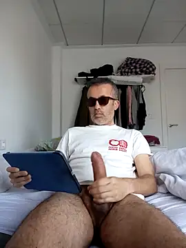 Snapshot of EmilioTaladdro chatting on 04.13.26 EmilioTaladdro online show from 04.13.26