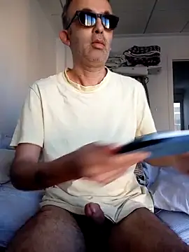 Snapshot of EmilioTaladdro chatting on 04.15.26 EmilioTaladdro online show from 04.15.26