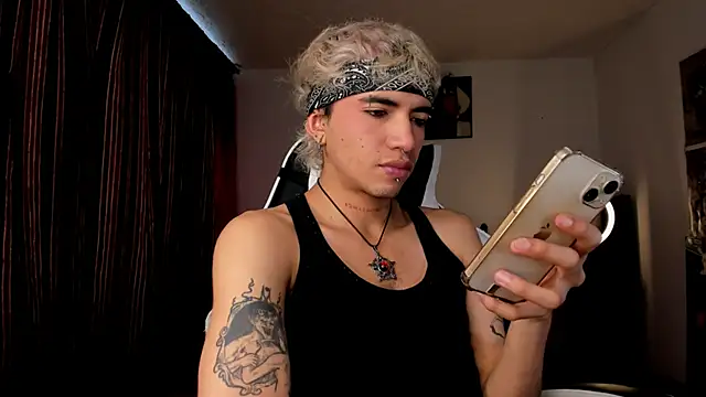 Snapshot of guynextdo0r chatting on 10.22.25 guynextdo0r online show from 10.22.25