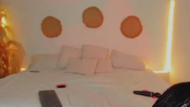 Snapshot of AliisonWells chatting on 11.24.25 AliisonWells online show from 11.24.25