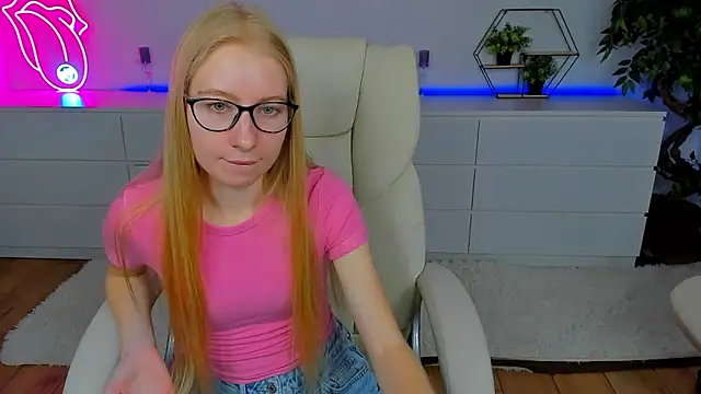 Snapshot of Alina_Blonde chatting on 09.12.25 Alina Blonde online show from 09.12.25