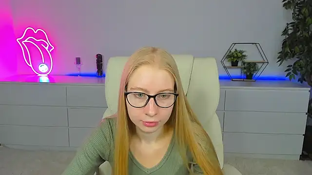 Snapshot of Alina_Blonde chatting on 09.13.25 Alina Blonde online show from 09.13.25