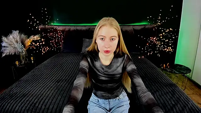 Snapshot of Alina_Blonde chatting on 09.14.25 Alina Blonde online show from 09.14.25