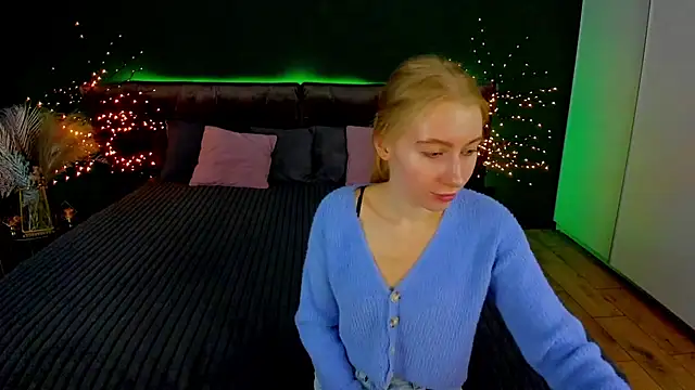 Snapshot of Alina_Blonde chatting on 09.20.25 Alina Blonde online show from 09.20.25