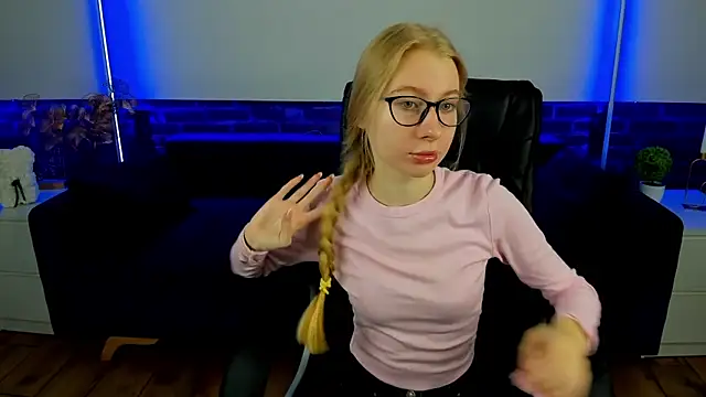 Snapshot of Alina_Blonde chatting on 09.24.25 Alina Blonde online show from 09.24.25